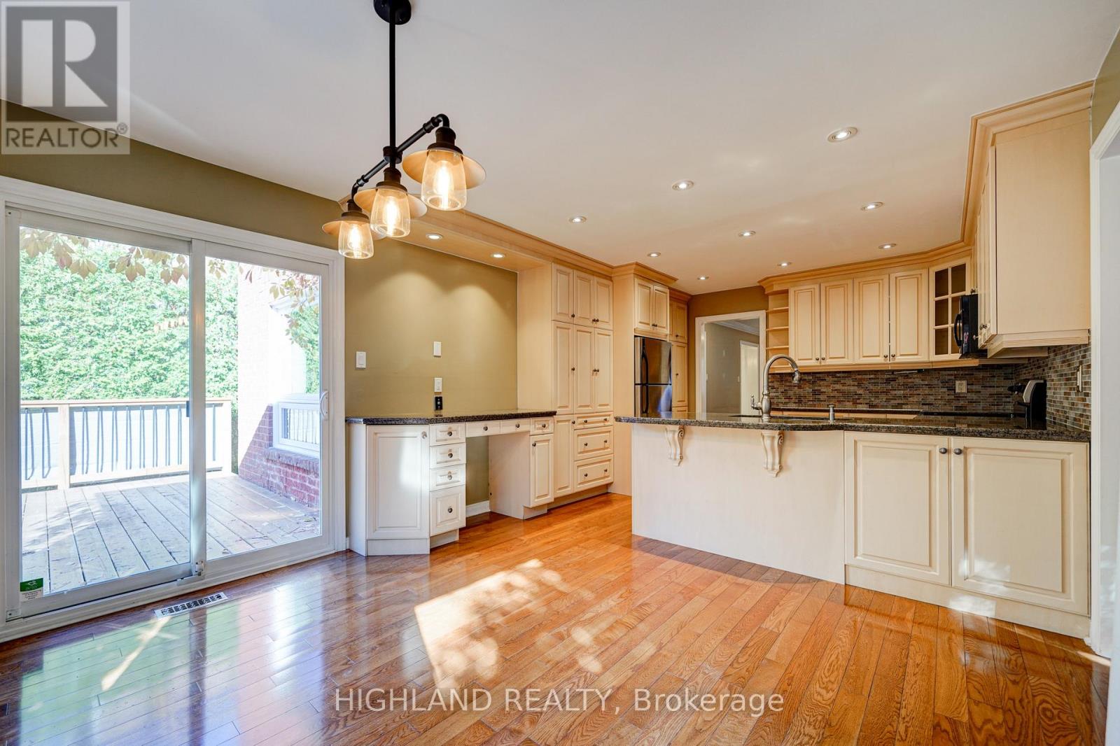 2070 Castlefield Crescent, Oakville, Ontario  L6H 5B3 - Photo 14 - W12692090