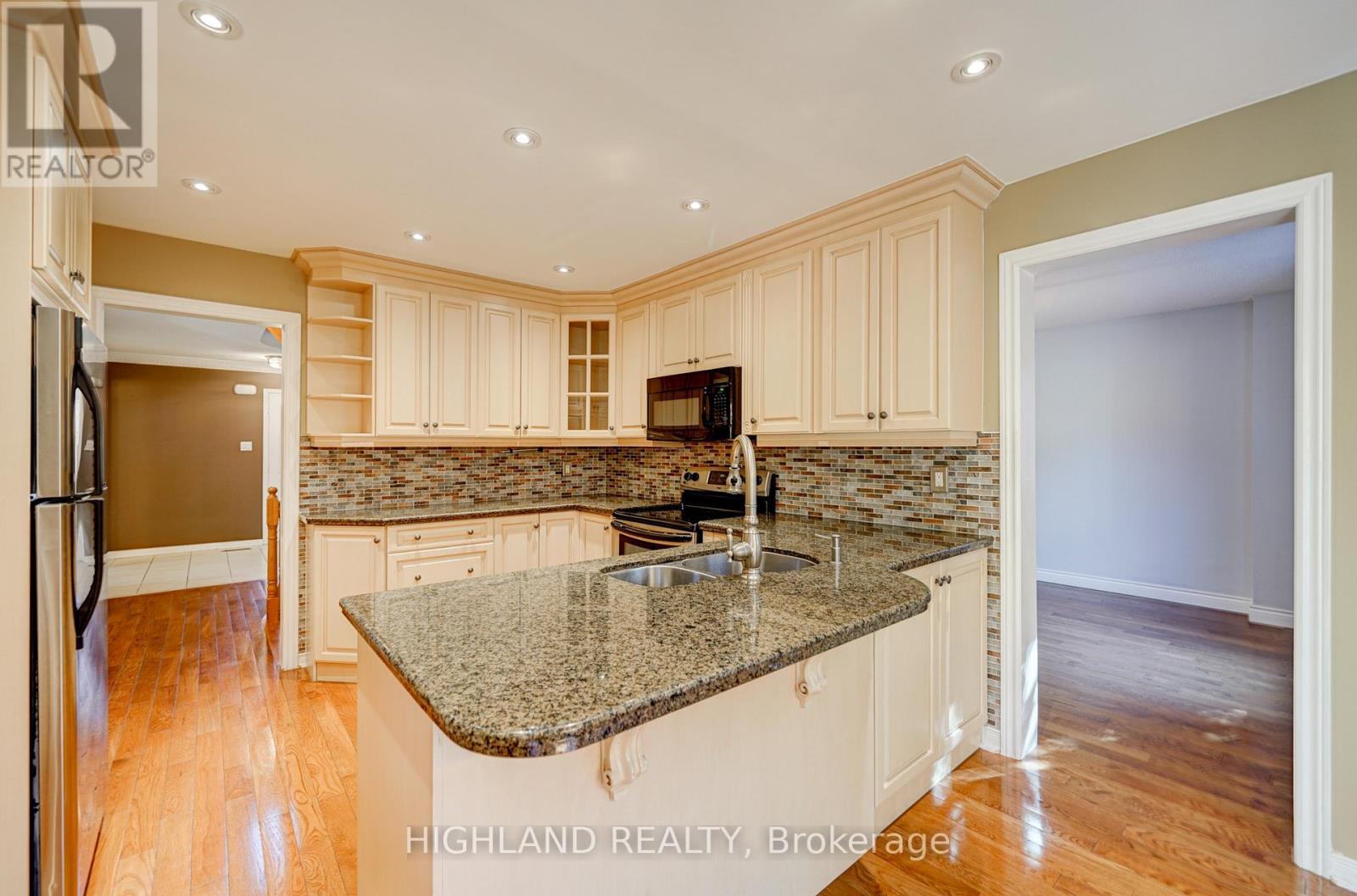 2070 Castlefield Crescent, Oakville, Ontario  L6H 5B3 - Photo 16 - W12692090