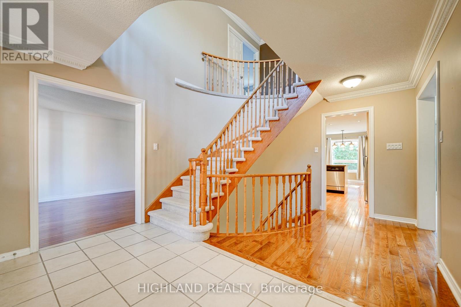 2070 Castlefield Crescent, Oakville, Ontario  L6H 5B3 - Photo 6 - W12692090