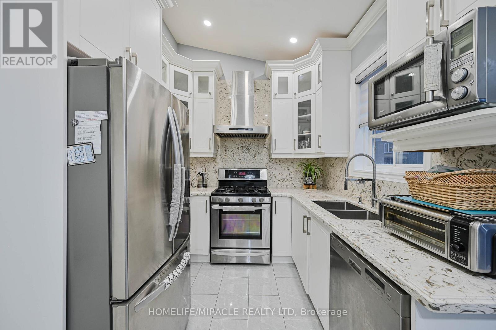 3420 Fountain Park Avenue, Mississauga, Ontario  L5M 7E3 - Photo 17 - W12692092