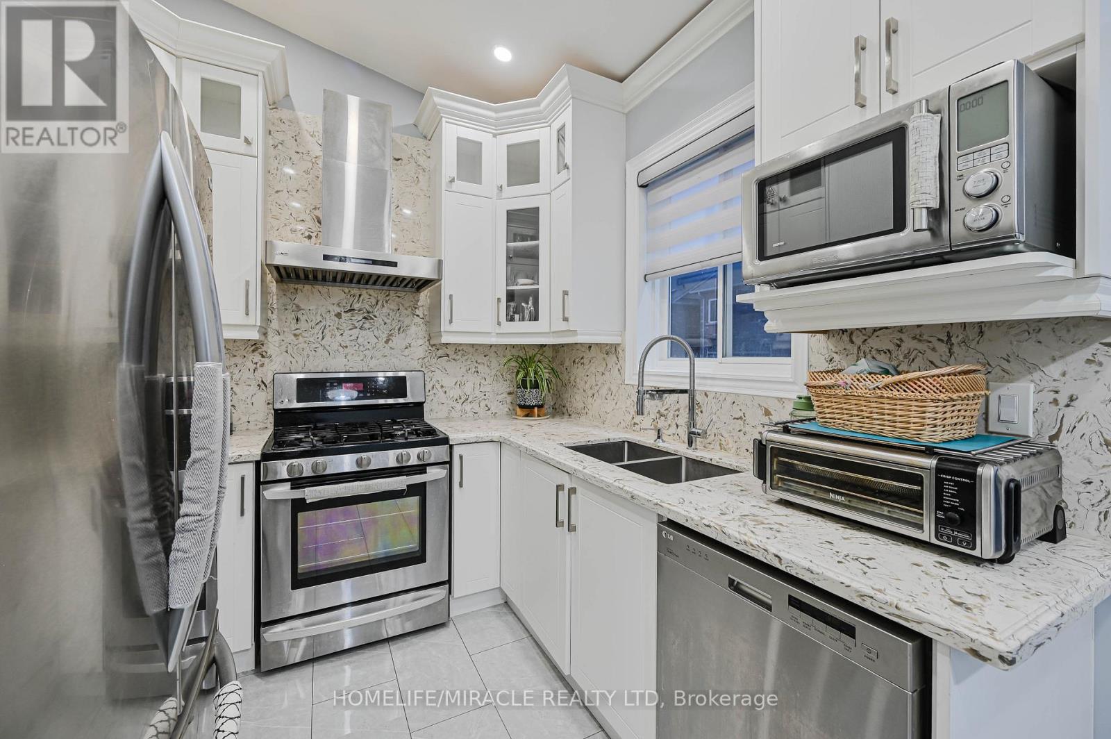 3420 Fountain Park Avenue, Mississauga, Ontario  L5M 7E3 - Photo 18 - W12692092