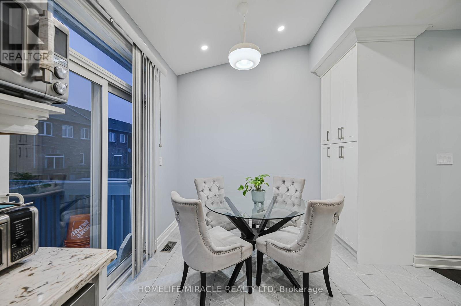 3420 Fountain Park Avenue, Mississauga, Ontario  L5M 7E3 - Photo 20 - W12692092