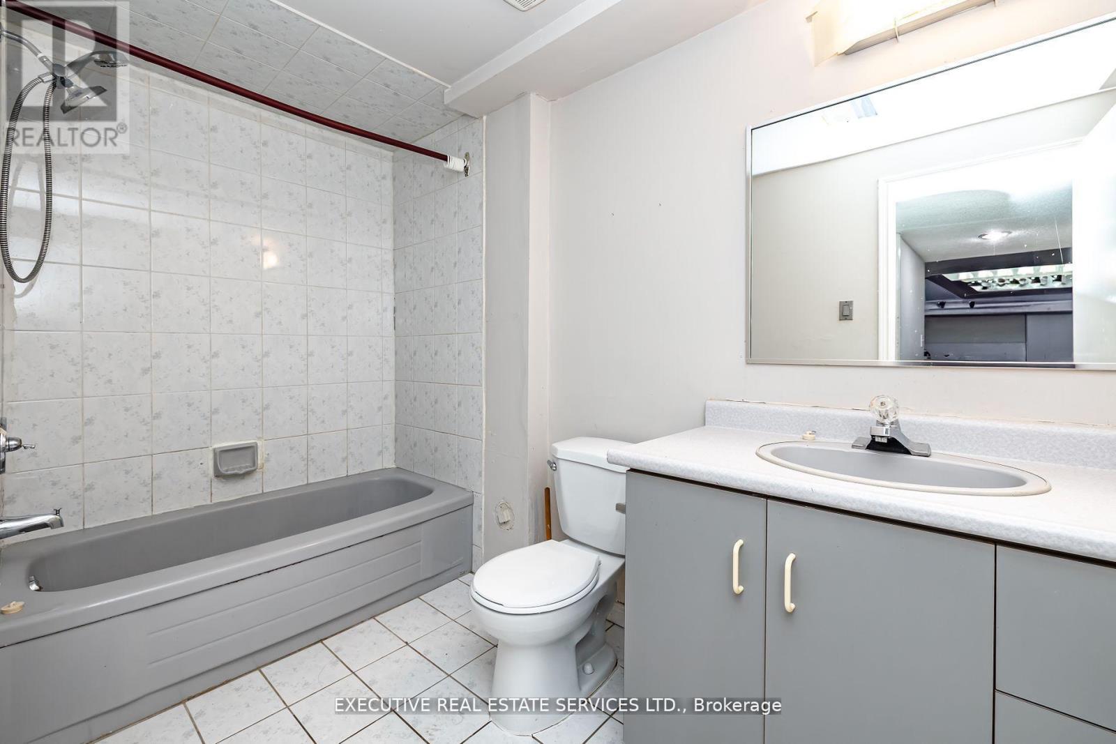 Lower - 17 Judith Crescent, Brampton, Ontario  L6S 3J3 - Photo 10 - W12692098