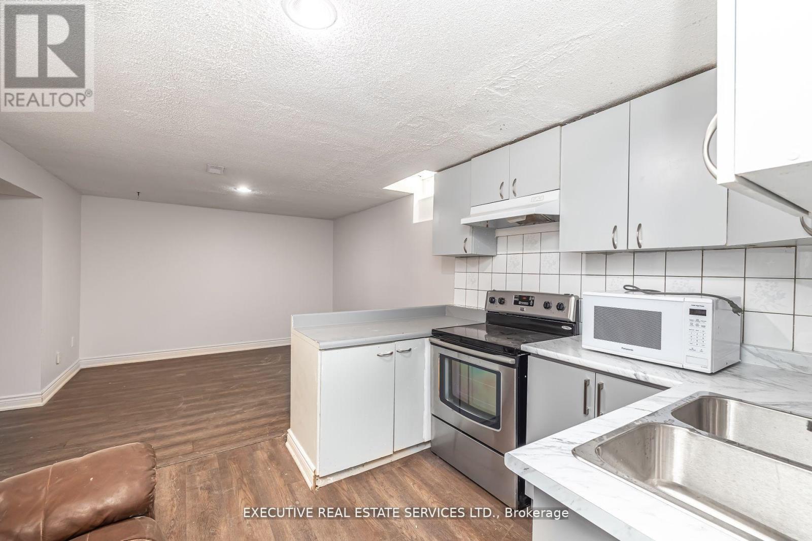 Lower - 17 Judith Crescent, Brampton, Ontario  L6S 3J3 - Photo 12 - W12692098