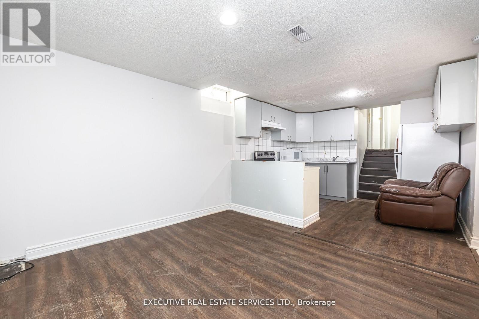 Lower - 17 Judith Crescent, Brampton, Ontario  L6S 3J3 - Photo 5 - W12692098