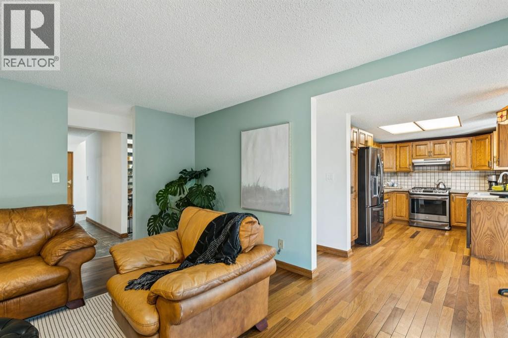 715 Coach Bluff Crescent Sw, Calgary, Alberta  T3H 1A9 - Photo 17 - A2277368