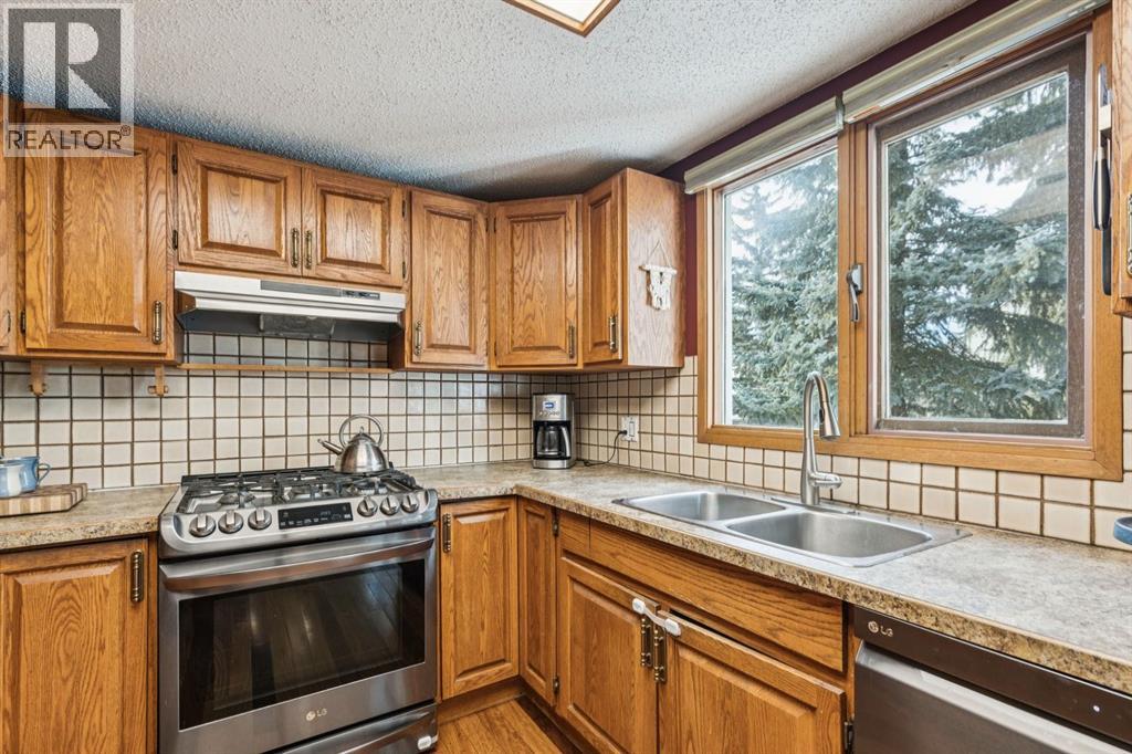 715 Coach Bluff Crescent Sw, Calgary, Alberta  T3H 1A9 - Photo 12 - A2277368