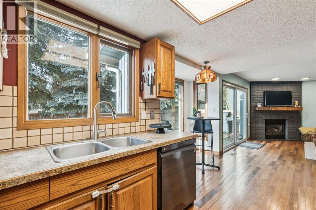 715 Coach Bluff Crescent Sw, Calgary, Alberta  T3H 1A9 - Photo 13 - A2277368