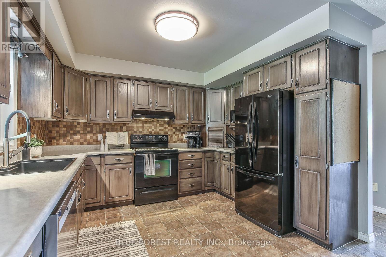 50000 Dingle Street, Malahide, Ontario  N5H 2R1 - Photo 9 - X12692244