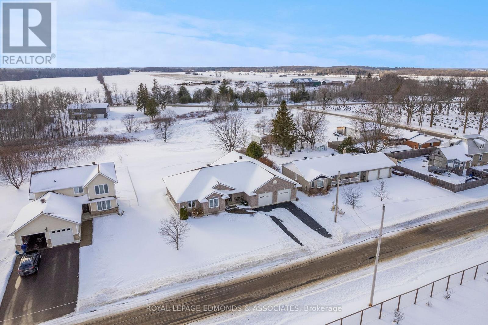 17 Minto Street, Whitewater Region, Ontario  K0J 1C0 - Photo 3 - X12692188