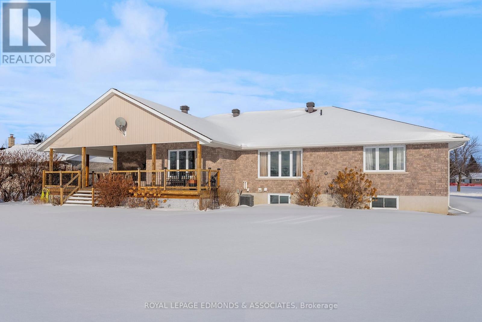 17 Minto Street, Whitewater Region, Ontario  K0J 1C0 - Photo 41 - X12692188