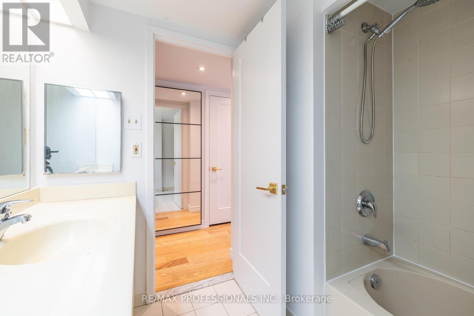 3703 - 77 Harbour Square, Toronto, Ontario  M5J 2S2 - Photo 18 - C12692164