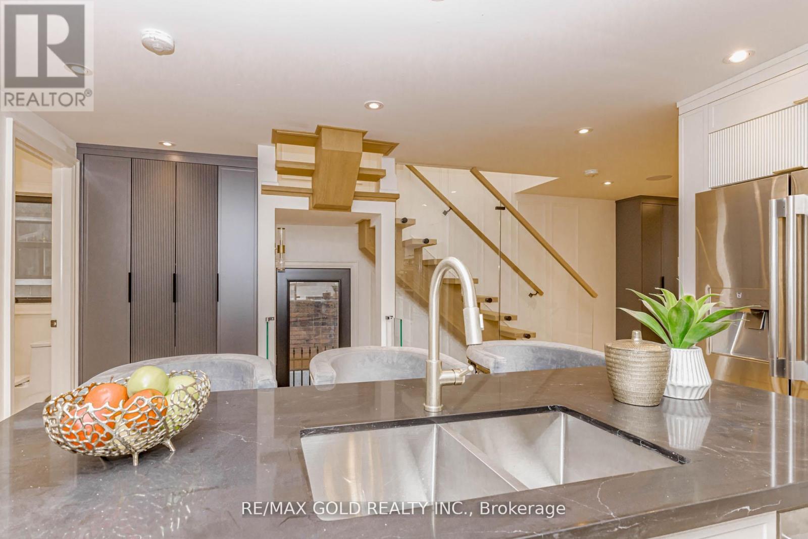 786 Euclid Avenue, Toronto, Ontario  M6G 2V4 - Photo 12 - C12692234