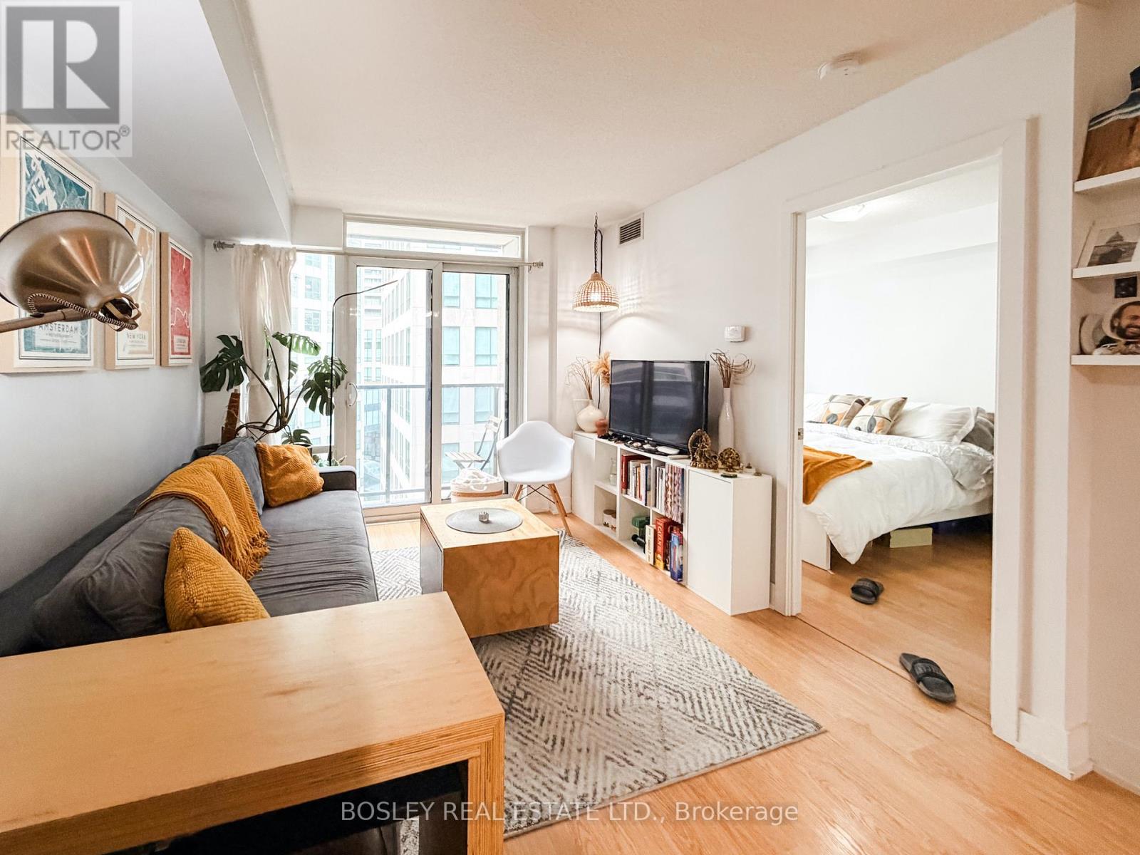 908 - 20 Blue Jays Way, Toronto, Ontario  M5V 3W6 - Photo 2 - C12692286