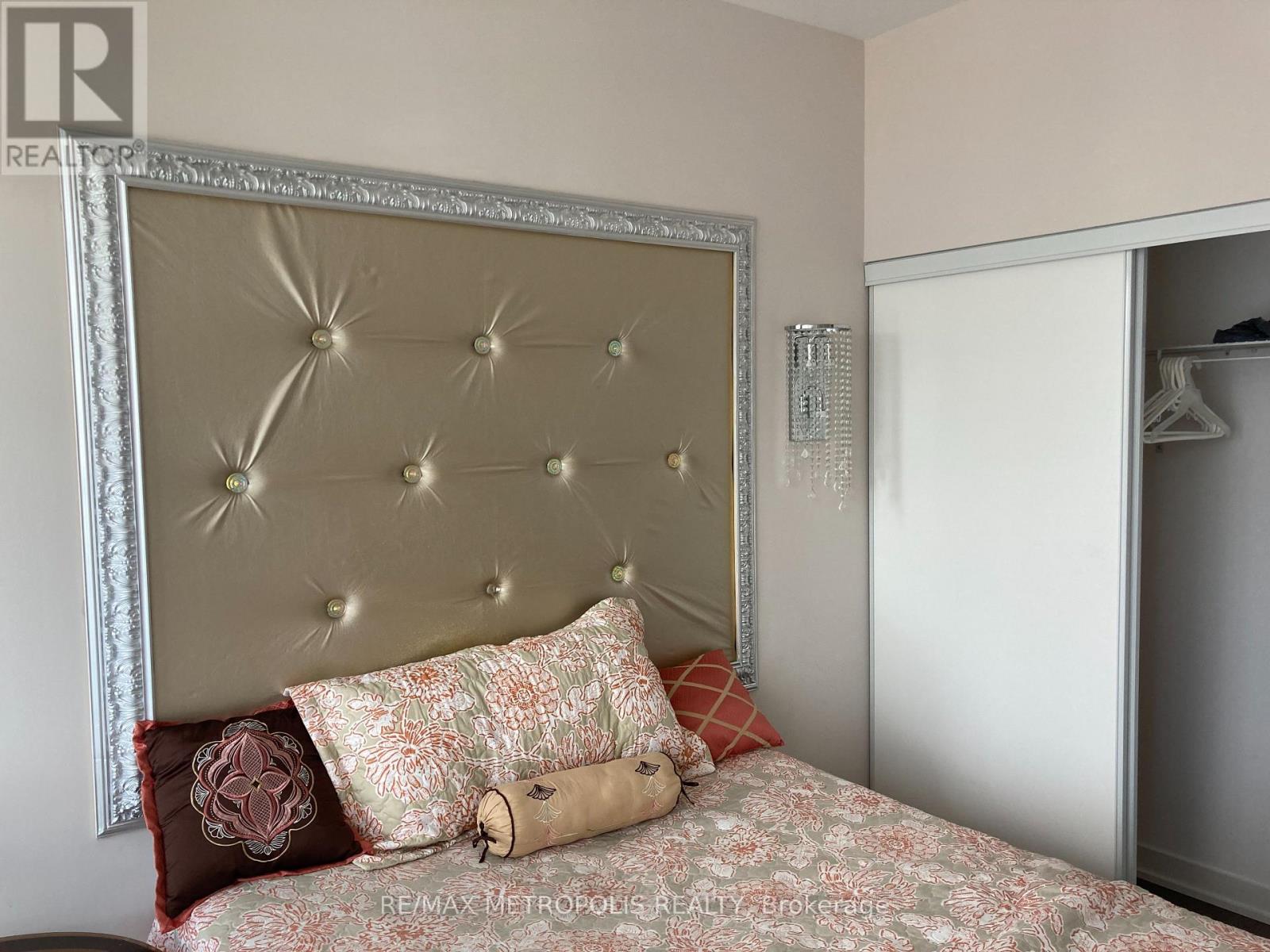 1302 - 105 George Street, Toronto, Ontario  M5A 0L4 - Photo 8 - C12692366