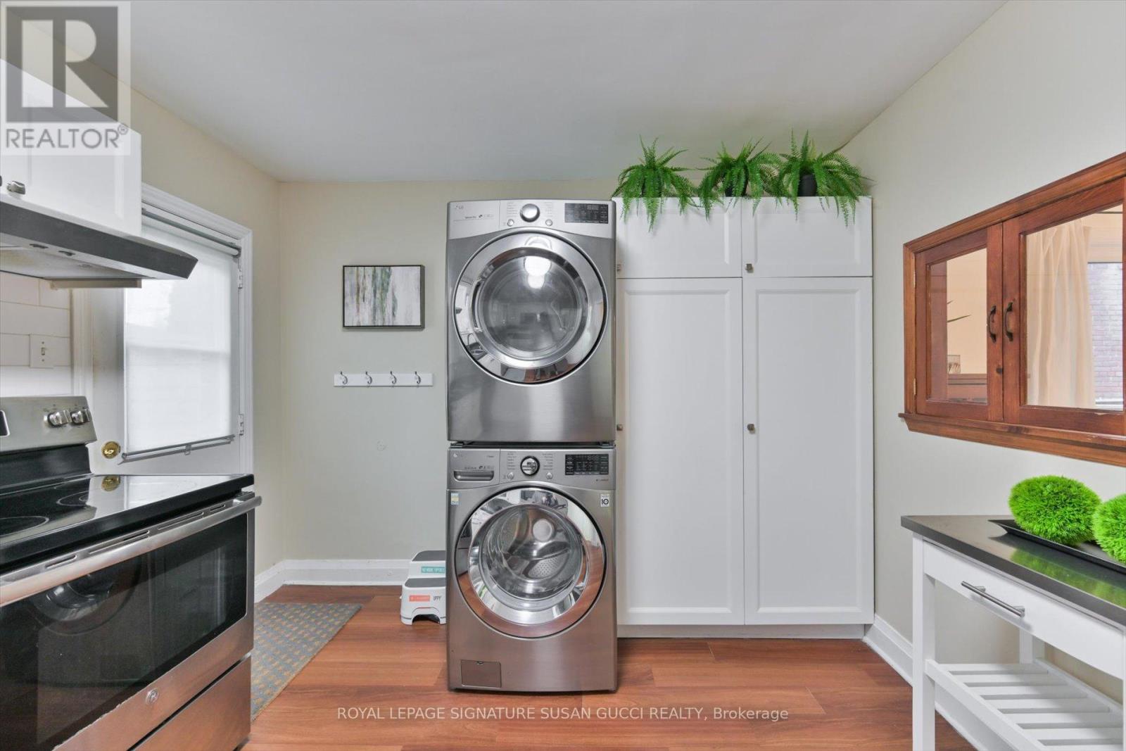 257 Lumsden Avenue, Toronto, Ontario  M4C 2K7 - Photo 11 - E12692338