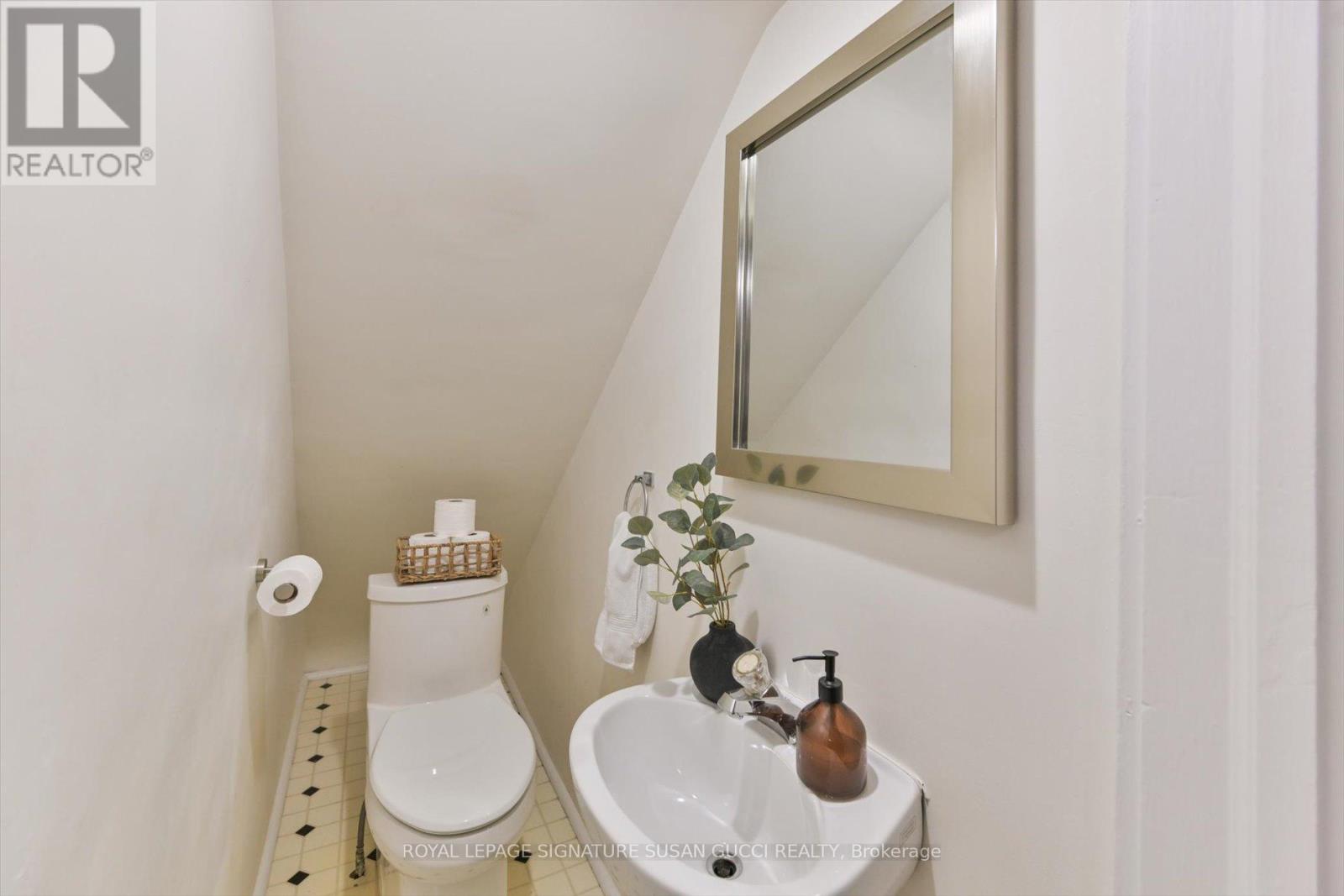 257 Lumsden Avenue, Toronto, Ontario  M4C 2K7 - Photo 14 - E12692338