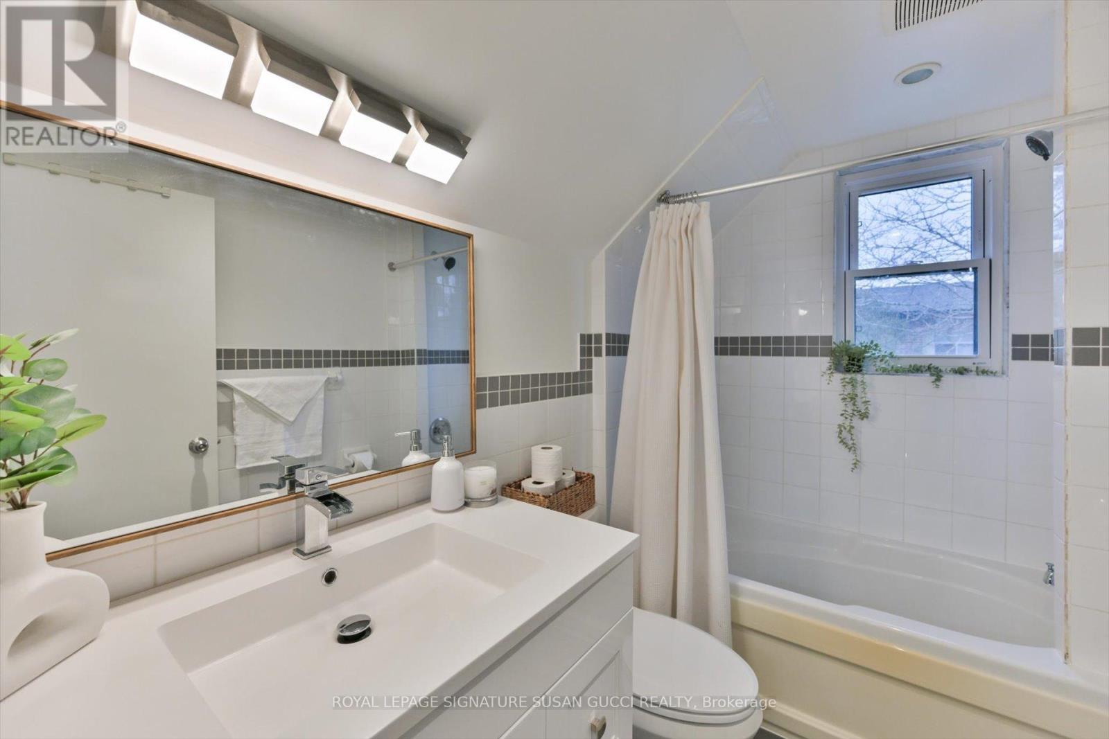 257 Lumsden Avenue, Toronto, Ontario  M4C 2K7 - Photo 24 - E12692338