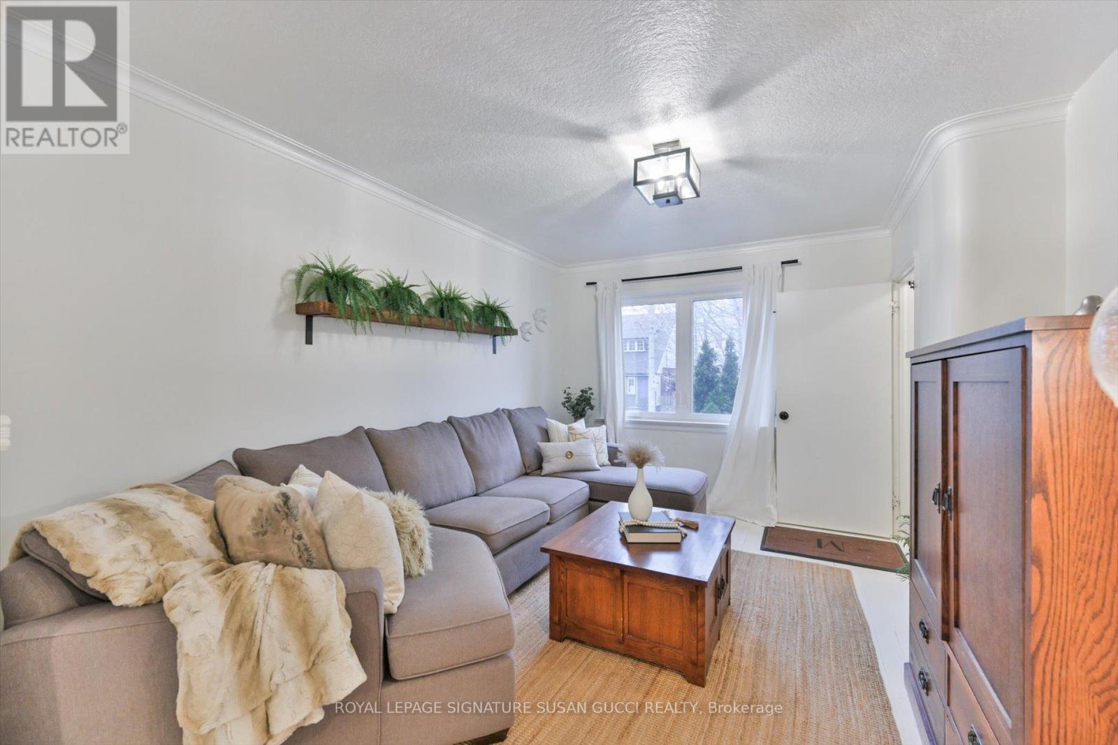 257 Lumsden Avenue, Toronto, Ontario  M4C 2K7 - Photo 4 - E12692338