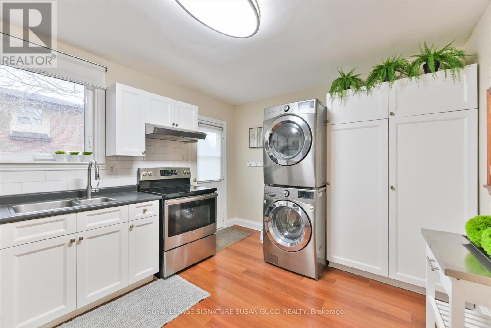 257 Lumsden Avenue, Toronto, Ontario  M4C 2K7 - Photo 9 - E12692338