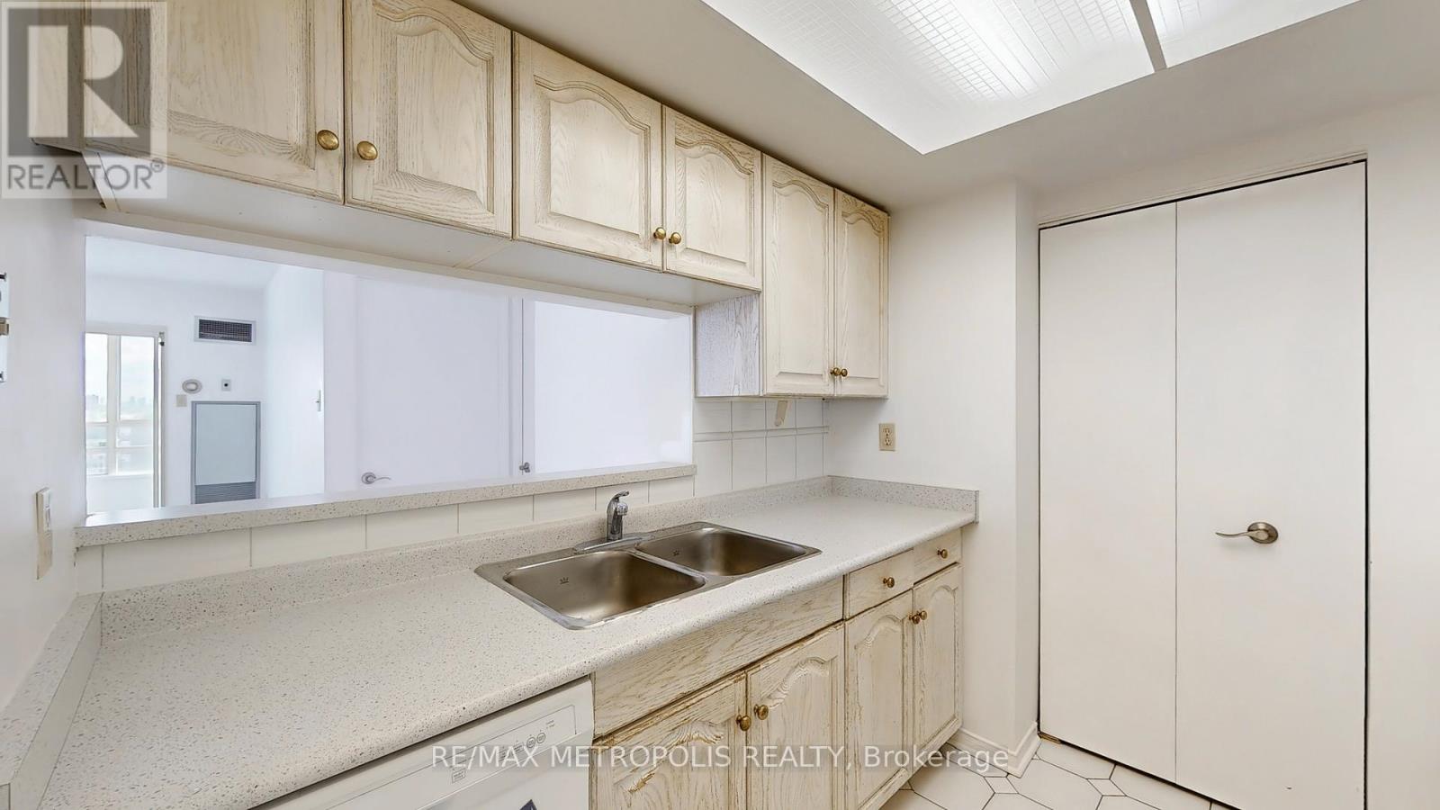 1609 - 75 King Street E, Mississauga, Ontario  L5A 4G5 - Photo 11 - W12692328