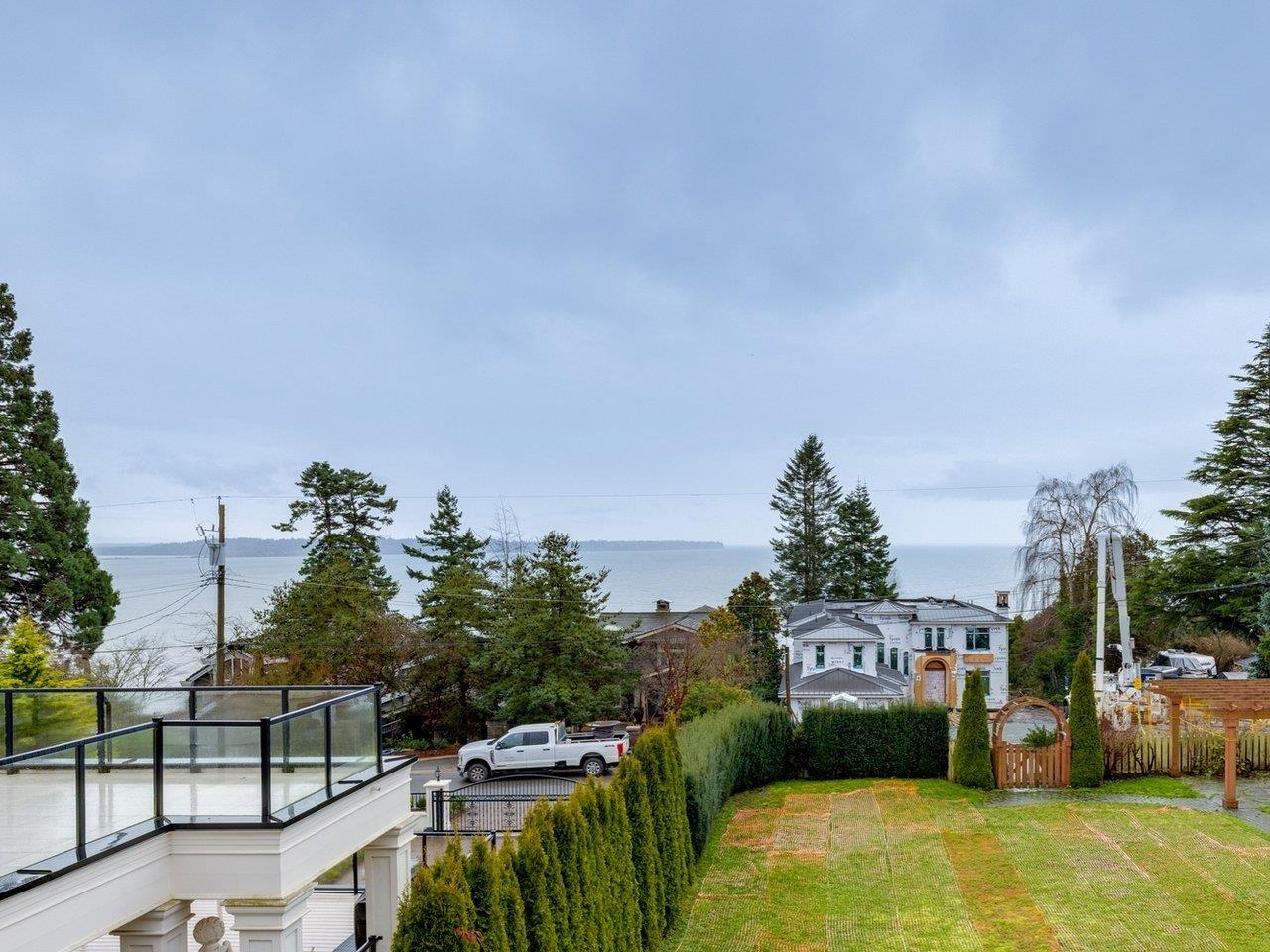 Listing Picture 35 of 39 : 14008 MARINE DRIVE, White Rock - 魯藝地產 Yvonne Lu Group - MLS Medallion Club Member