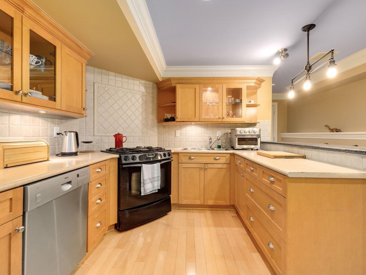 Listing Picture 31 of 39 : 14008 MARINE DRIVE, White Rock - 魯藝地產 Yvonne Lu Group - MLS Medallion Club Member