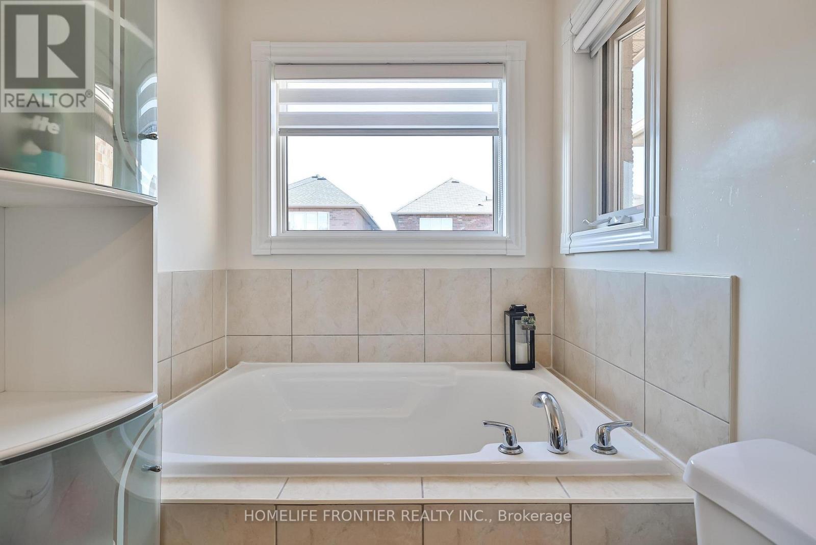 86 Venice Gate Drive, Vaughan, Ontario  L4H 0E7 - Photo 26 - N12692150