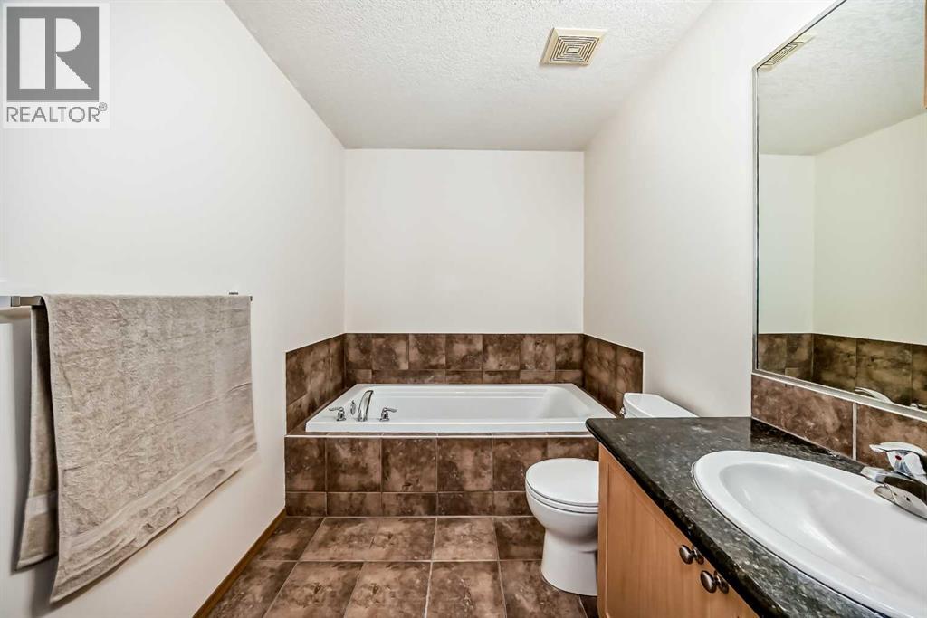 17 Royal Birkdale Crescent Nw, Calgary, Alberta  T3G 5R4 - Photo 22 - A2278941