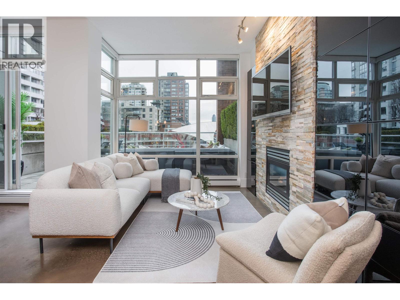 Tha 1199 Marinaside Crescent, Vancouver, British Columbia  V6Z 2Y2 - Photo 2 - R3078995