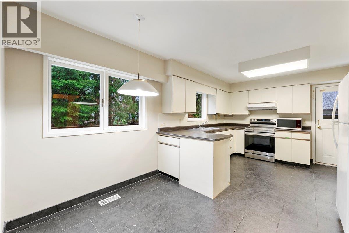 1064 Ruthina Avenue, North Vancouver, British Columbia V7R 2E6 - Photo 18 - R3079020