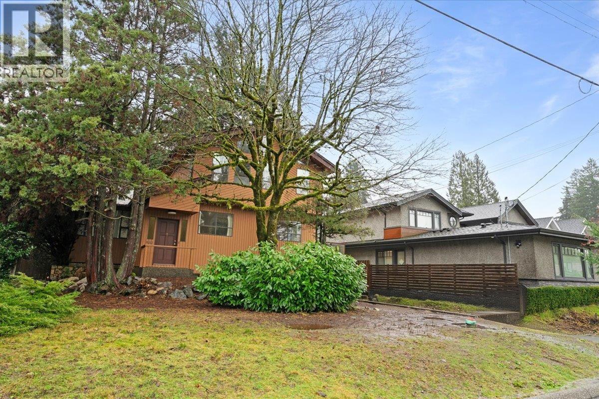 1064 Ruthina Avenue, North Vancouver, British Columbia V7R 2E6 - Photo 3 - R3079020