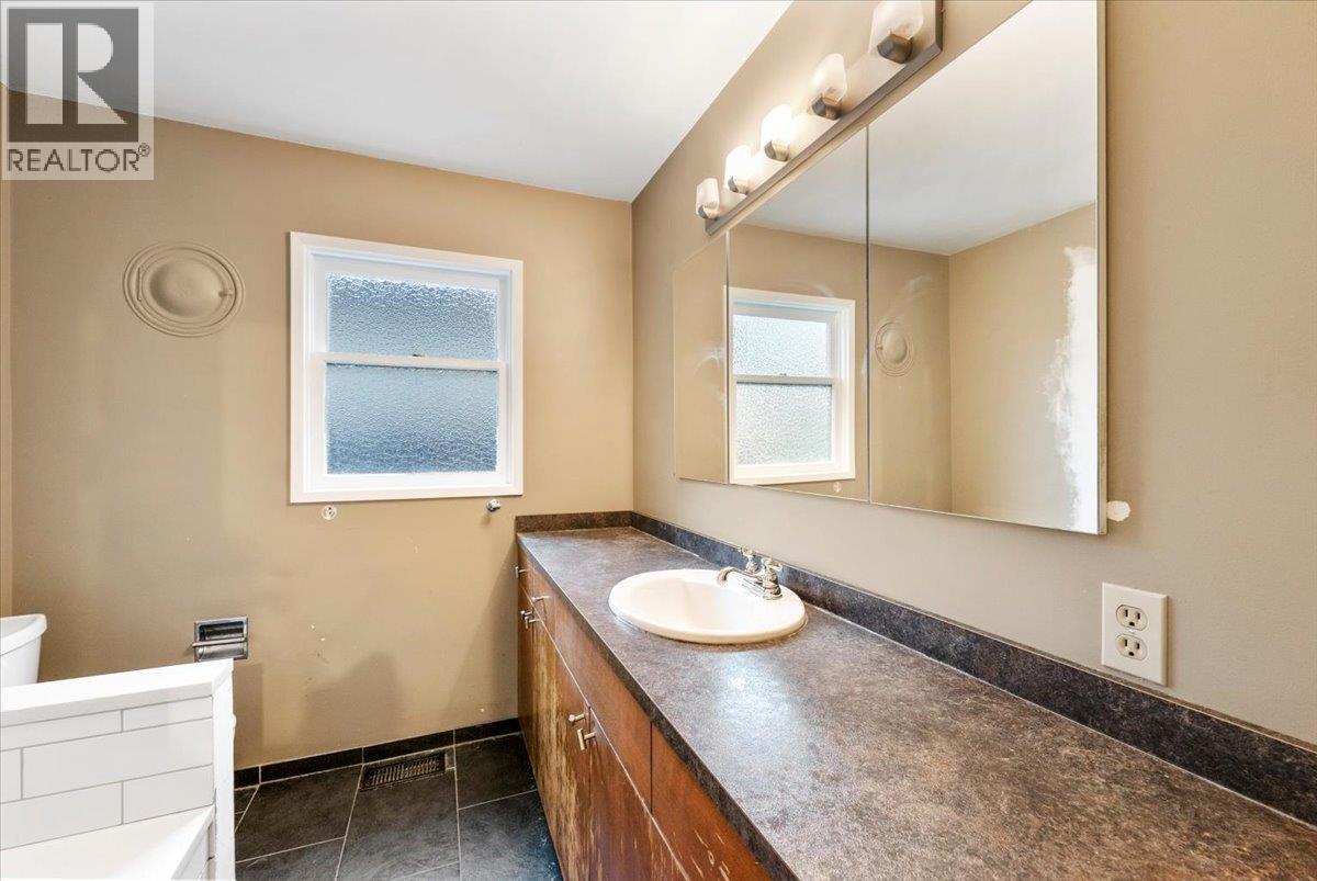 1064 Ruthina Avenue, North Vancouver, British Columbia V7R 2E6 - Photo 34 - R3079020