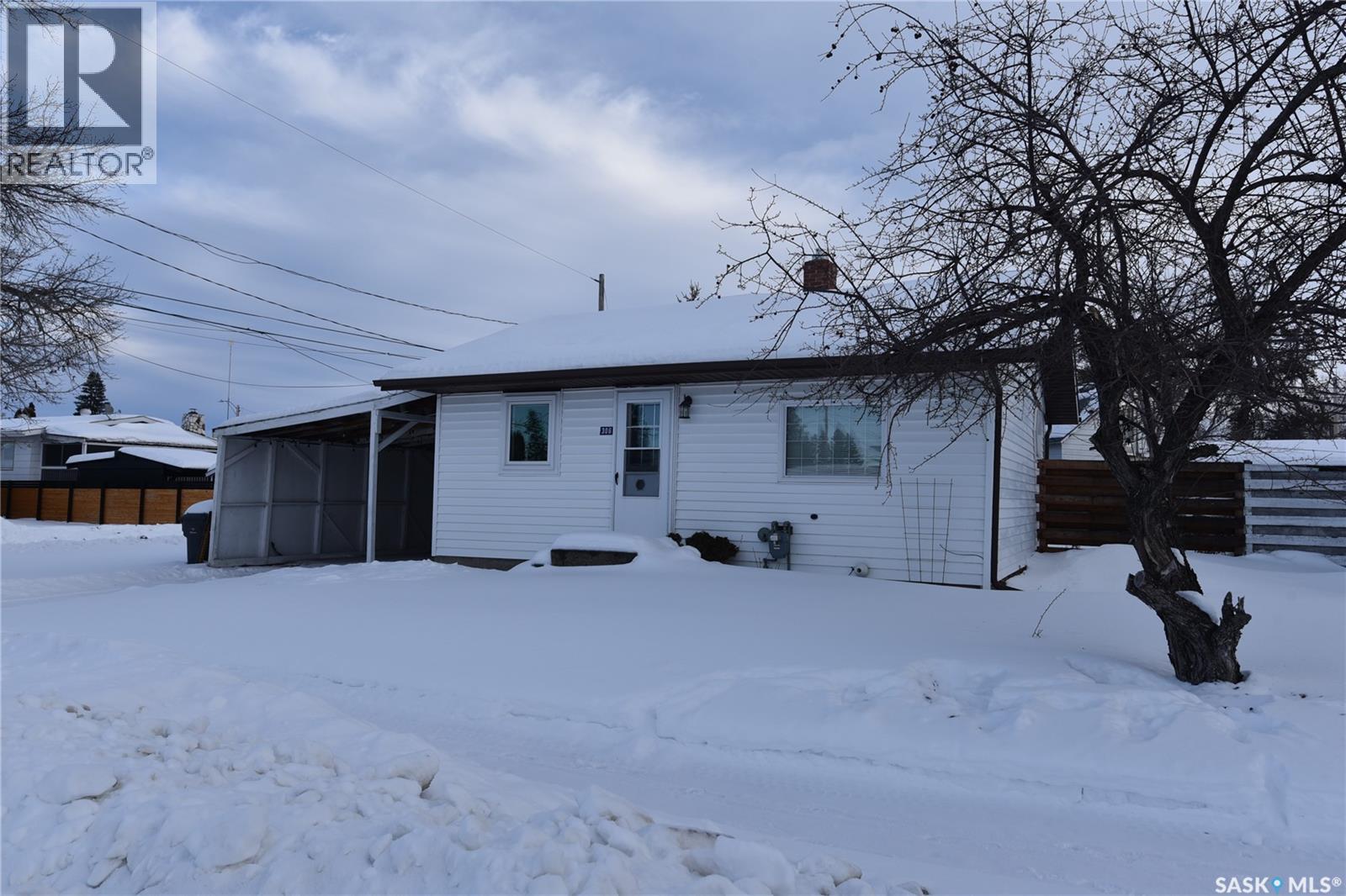 306 3rd Avenue W, Nipawin, Saskatchewan  S0E 1E0 - Photo 1 - SK026743