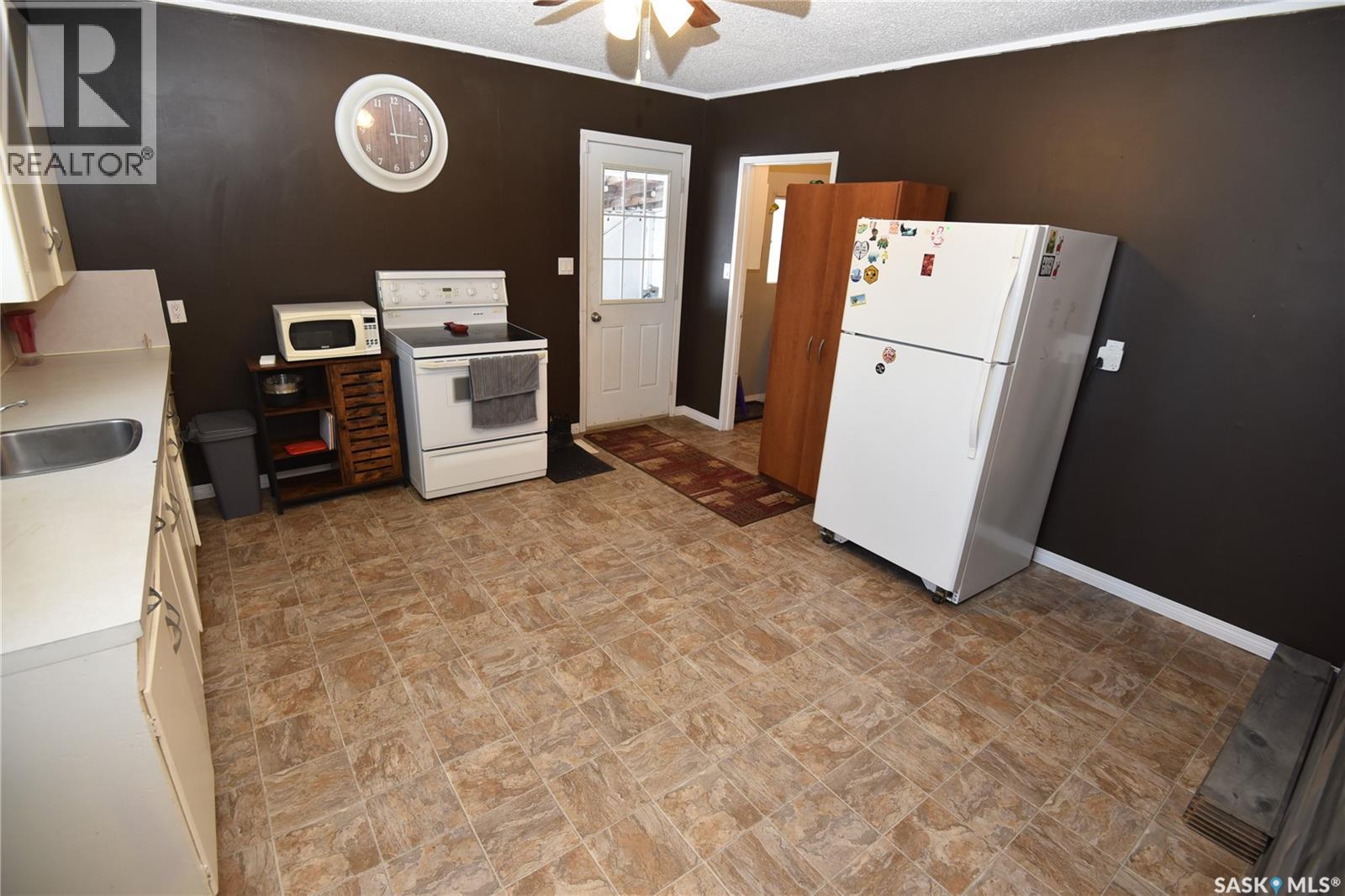 306 3rd Avenue W, Nipawin, Saskatchewan  S0E 1E0 - Photo 10 - SK026743