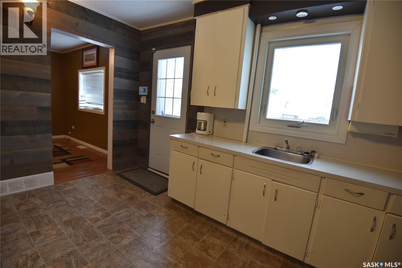 306 3rd Avenue W, Nipawin, Saskatchewan  S0E 1E0 - Photo 7 - SK026743