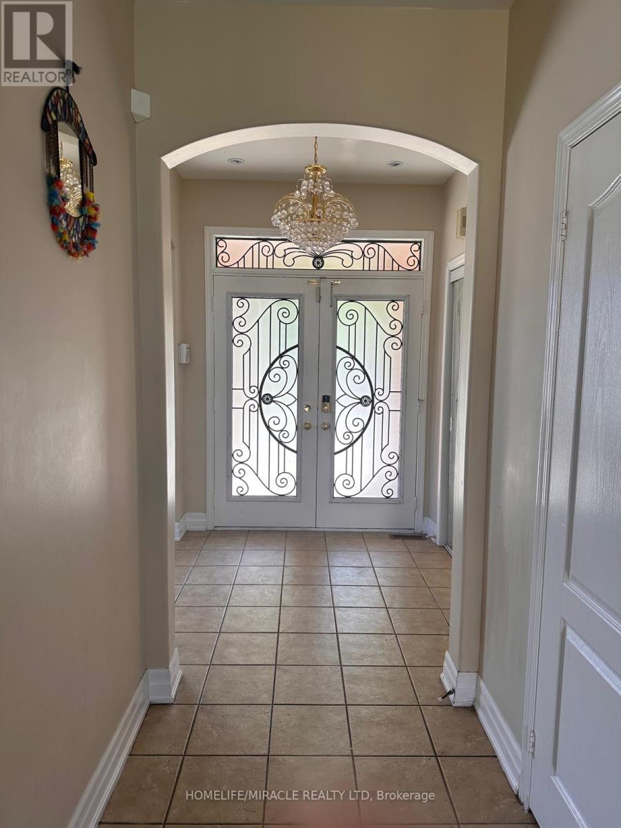 20 Latania Boulevard, Brampton, Ontario  L6P 1S9 - Photo 3 - W12692456