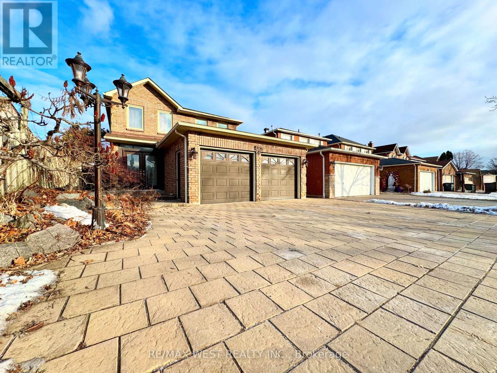 482 Laurentian Avenue, Mississauga, Ontario  L4Z 2K4 - Photo 2 - W12692464