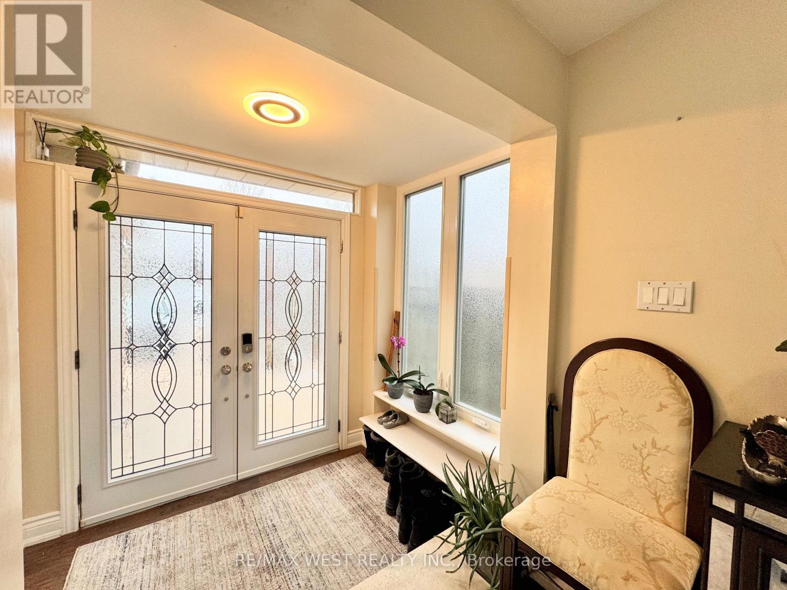 482 Laurentian Avenue, Mississauga, Ontario  L4Z 2K4 - Photo 3 - W12692464