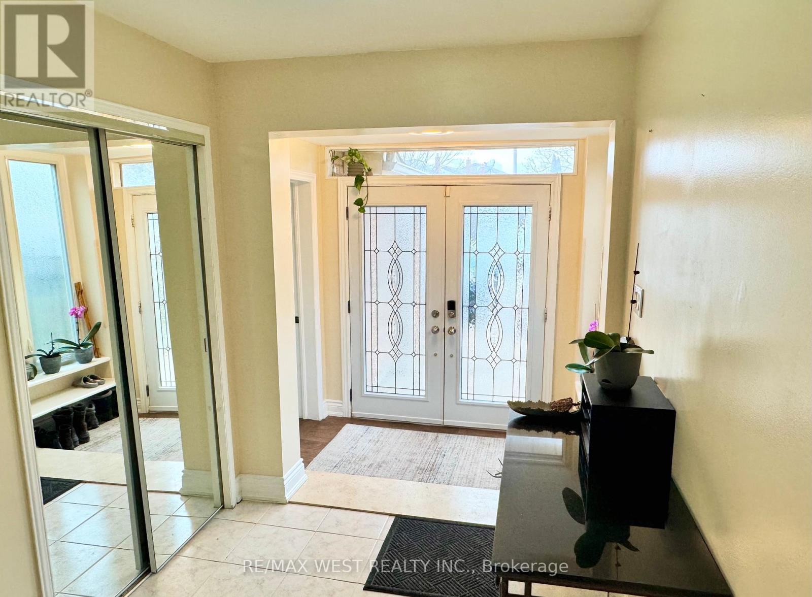 482 Laurentian Avenue, Mississauga, Ontario  L4Z 2K4 - Photo 4 - W12692464