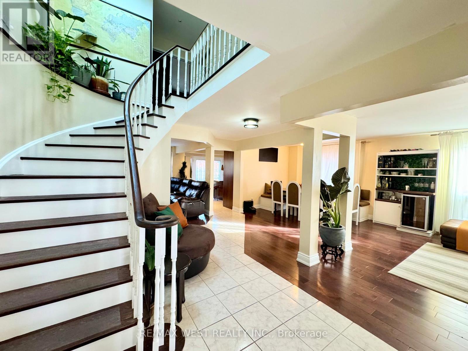 482 Laurentian Avenue, Mississauga, Ontario  L4Z 2K4 - Photo 5 - W12692464