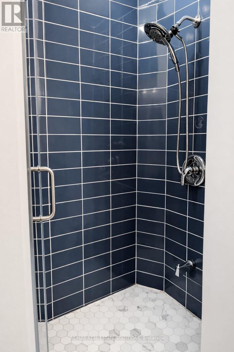 Lower - 206 Bathurst Street, Toronto, Ontario  M5T 2R9 - Photo 12 - C12674134