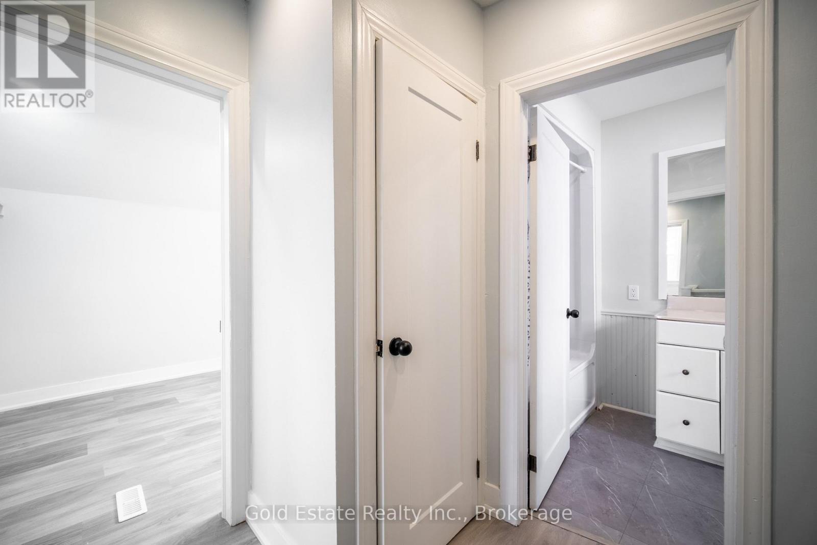 #upper - 10 Monroe Street N, Cambridge, Ontario  N1R 2C5 - Photo 21 - X12692442