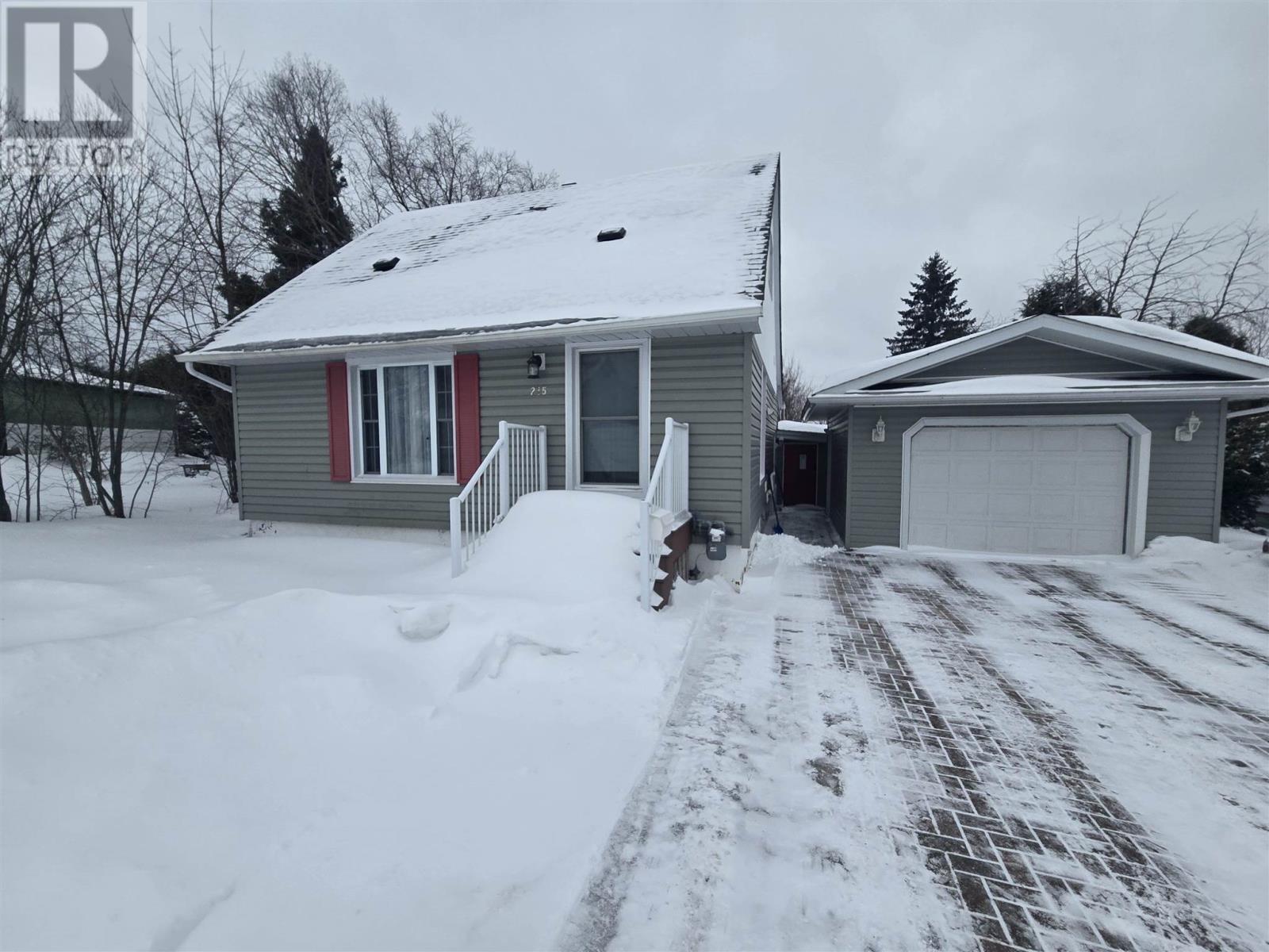 215 Hillside Dr S, Elliot Lake, Ontario  P5A 1N5 - Photo 3 - SM260093