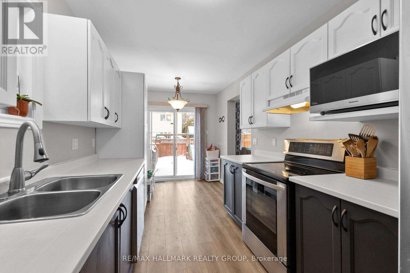 37 Roblyn Way, Ottawa, Ontario  K2G 5Z5 - Photo 14 - X12692498