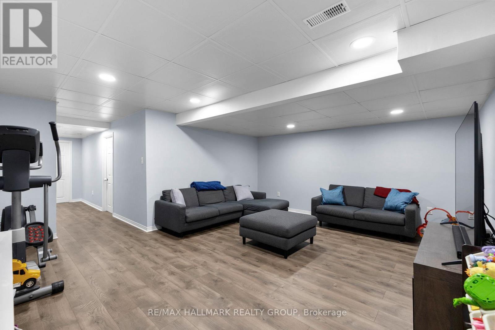 37 Roblyn Way, Ottawa, Ontario  K2G 5Z5 - Photo 27 - X12692498