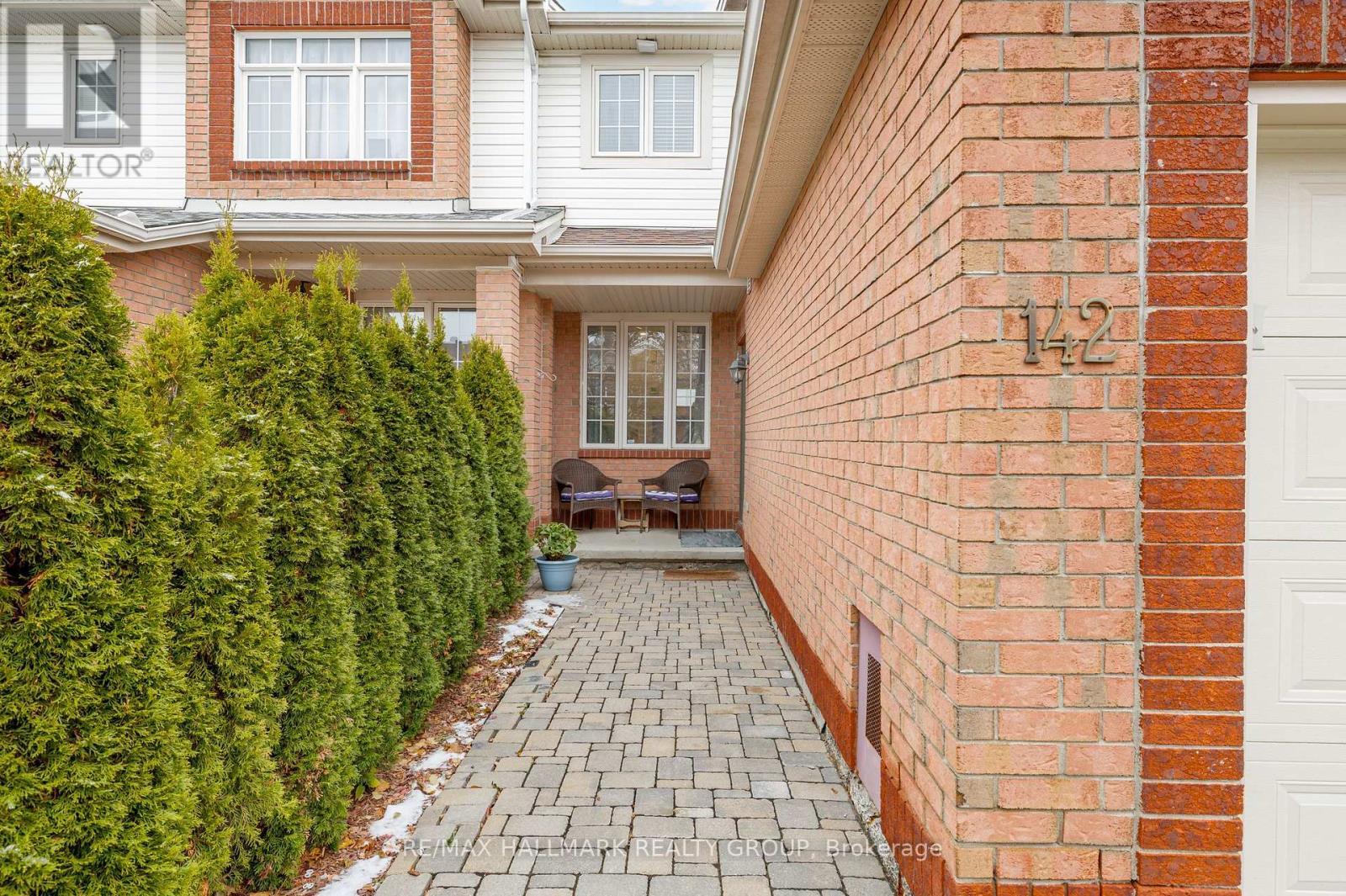 142 Inverkip Avenue, Ottawa, Ontario  K1T 4C3 - Photo 2 - X12692674