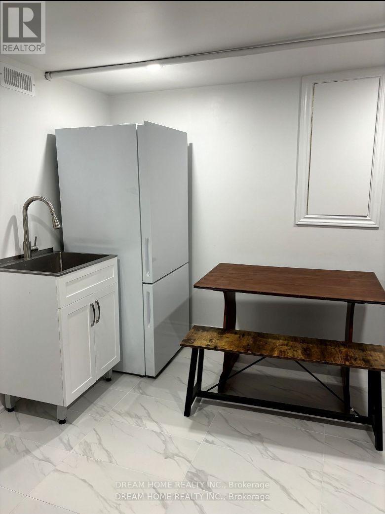 Bsmt B2 - 337 Mutual Street W, Toronto, Ontario  M4Y 1X6 - Photo 4 - C12692624