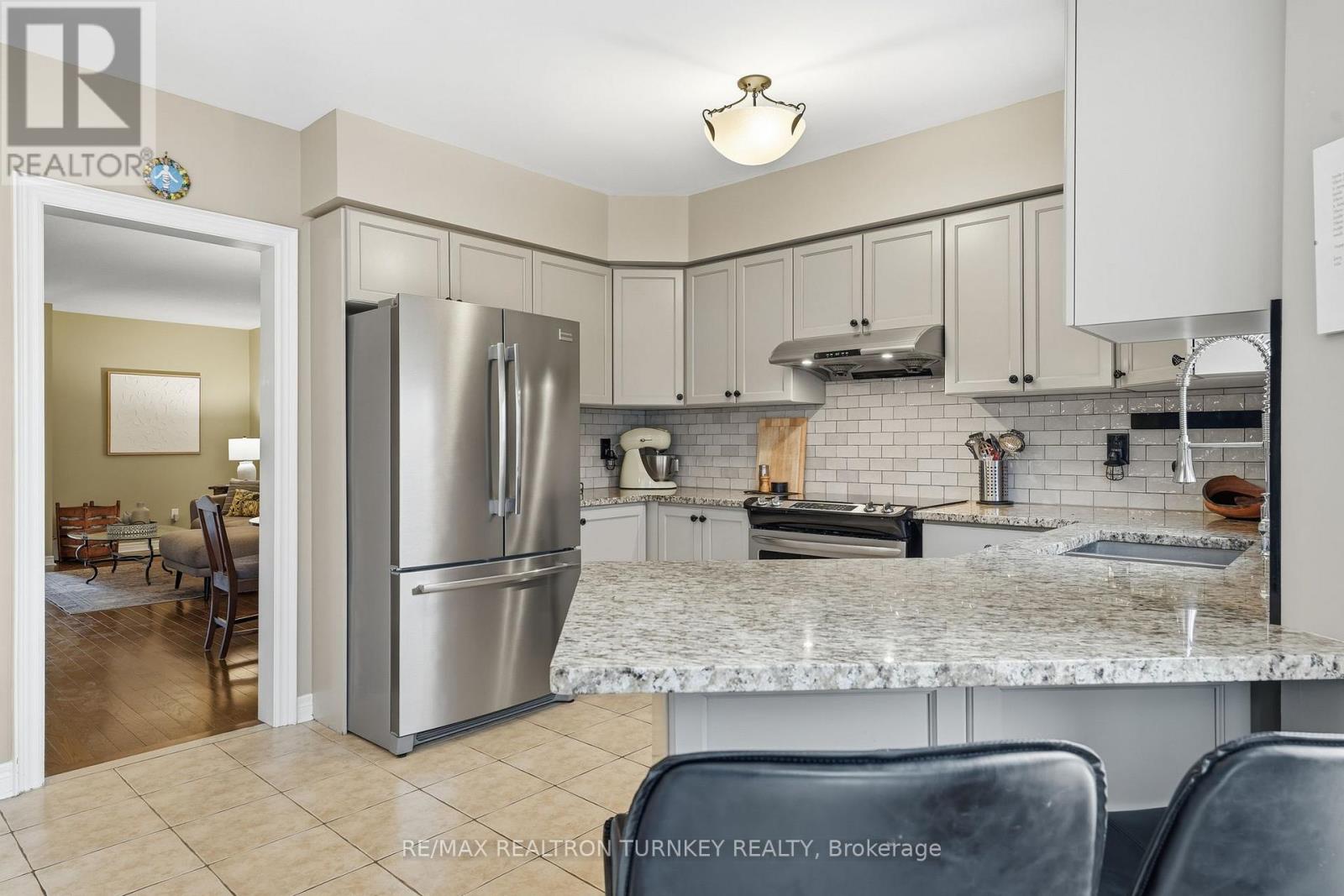 228 Sawmill Valley Drive, Newmarket, Ontario  L3X 2W1 - Photo 10 - N12692550