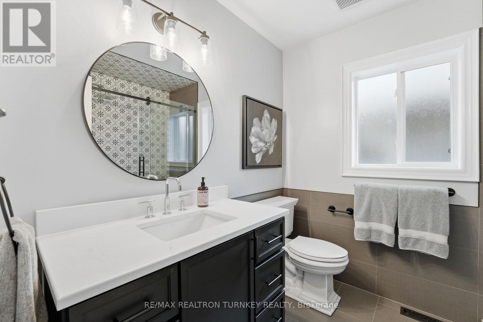 228 Sawmill Valley Drive, Newmarket, Ontario  L3X 2W1 - Photo 24 - N12692550